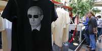 <p>Camisetas com imagem do presidente da Rússia, Vladimir Putin, à venda em uma loja de departamentos no centro de Moscou, em 11 de junho. As camisetas foram inspiradas por triunfos de atletas russos nos Jogos Olímpicos e Paraolímpicos de Inverno Sochi 2014</p>  Foto: Reuters