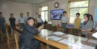 Kim Jong-un conversa com os funcionários do serviço de meteorologia do país; líder reclamou de previsões erradas  Foto: Reuters