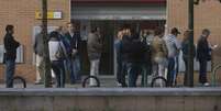<p>Pessoas formam fila&nbsp;do lado de fora de uma ag&ecirc;ncia de empregos, em Madri, Espanha, em 06 de maio de 2013</p>  Foto: AP
