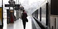 <p>Un funcionário da ferroviária nacional francesa SNCF agurda em uma plataforma na estação de trem Gare St-Charles em Marselha, sul da França, em 12 de junho</p>  Foto: AP