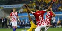 <p>Fred domina bola na área e cai ao receber marcação de Lovren, no lance que originou o pênalti para o Brasil</p>  Foto: Reuters