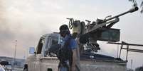 <p>Militantes do EIIL ficam em guarda em Mossul.&nbsp;</p>  Foto: Reuters