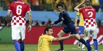 <p>Juiz Yuichi Nishimura marca pênalti para o Brasil</p>  Foto: Murad Sezer / Reuters