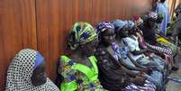 <p>Estudantes que escaparam de sequestradores do Boko Haram, na aldeia de Chibok, sentam-se em frente a sede do&nbsp;Governo para falar com o governador do Estado Kashim Shettima, em Maiduguri, em 2 de junho</p>  Foto: AFP