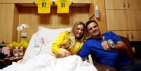 Aécio e a esposa na torcida durante a estreia do Brasil na Copa do Mundo  Foto: PSDB-MG / Divulgação
