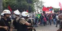 <p>Manifestantes e policiais entram em confronto durante protesto contra Copa em BH</p>  Foto: Thiago Tufano / Terra
