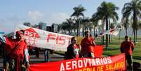 Protesto dos aeroviários na avenida Vinte de Janeiro, que dá acesso ao aeroporto do Galeão, deixa o trânsito lento na zona norte do Rio  Foto: José Lucena / Futura Press