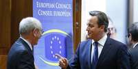 <p>Presidente do Conselho Europeu, Herman Van Rompuy (à direita) fala com David Cameron durante uma cúpula da UE em Bruxelas, em 24 de outubro de 2013</p>  Foto: Reuters