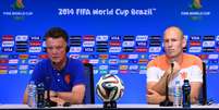 Van Gaal brincou com Robben durante entrevista  Foto: Getty Images 