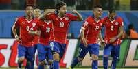 <p>Valdívia fez o segundo gol do Chile sobre a Austrália</p>  Foto: Reuters