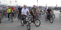 <p>Presidente do Egito, Abdel Fattah al-Sisi (de camiseta branca) anda de bicicleta com centenas de egípcios, nos arredores do colégio militar no Cairo, nesta sexta-feira, 13 de junho</p>  Foto: Reuters