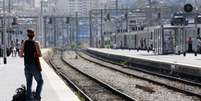 <p>Passageiro espera por um trem na estação de trem de Marselha, em 12 de junho</p>  Foto: Reuters