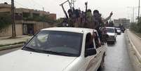<p>Militantes do EIIL celebram em veículos tomados do exército iraquiano a tomada de cidades no país</p>  Foto: Reuters