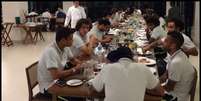 Jogadores comem pizza na Granja Comary depois da vitória  Foto: Twitter/ @CBF_Futebol / Reprodução
