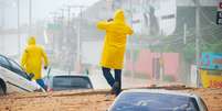 Deslizamento de terra deixa veículos soterrados após forte chuva desta sexta-feira   Foto: Léo Carioca / Futura Press