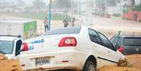 <p>Deslizamento de terra deixou veículos soterrados no Bairro Areia Preta, em Natal, após forte chuva nta sexta-feira; ninguém ficou ferido</p>  Foto: Léo Carioca / Futura Press