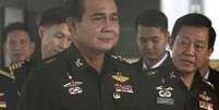 <p>O comandante do Exército da Tailândia, general Prayuth Chan-ocha, chega ao Royal Thai Army Club, em Bangcoc, na Tailândia, em 13 de junho</p>  Foto: AP