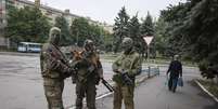 <p>Separatistas pr&oacute;-R&uacute;ssia montam guarda no&nbsp;centro da&nbsp;cidade de&nbsp;Snizhnye no leste da Ucr&acirc;nia, em 12 de junho</p>  Foto: Reuters