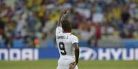 Joel Campbell se ajoelha no gramado para comemorar o gol de empate costarriquenho  Foto: AFP