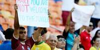 <p>Torcedor exibe cartaz que foi retirado por um segurança do estádio</p>  Foto: Ricardo Matsukawa  / Terra