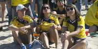 Colombianos e fãs da seleção acompanharam neste sábado (14) a partida contra a Grécia nas areias da Fan Fest em Copacabana, no Rio de Janeiro. Famílias e jovens se reuniram para o jogo  Foto: Mauro Pimentel / Terra