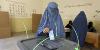 Mulher deposita voto em urna, no segundo turno da eleição presidencial no Afeganistão  Foto: Rahmat Gul / AP