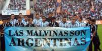 Jogadores da Argentina exibiram faixa sobre as Malvinas  Foto: AP