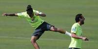 <p>Neymar brinca com Fred durante treino do Brasil; jogador terá que controlar nervos na Copa</p>  Foto: Marcelo Regua / Reuters