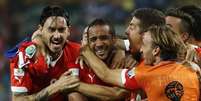 Jogadores chilenos celebram gol durante partida contra Austr&aacute;lia, na Arena Pantanal, em Cuiab&aacute;. 13/6/2014  Foto: Eric Gaillard / Reuters
