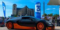 <p>Dono de um Bugatti Veyron participa do desfile de carros no centro de Le Mans</p>  Foto: Peter Fussy / Terra