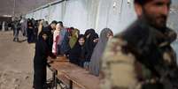 <p>Mulheres afeg&atilde;s fazem fila para votar em Cabul, no Afeganist&atilde;o, neste s&aacute;bado</p>  Foto: Ahmad Masood / Reuters