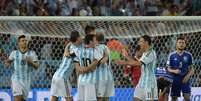 Autor do cruzamento que originou o gol argentino, Messi comemora com a equipe a abertura do placar para a seleção sul-americana  Foto: AFP