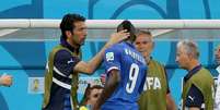 <p>Balotelli marca o segundo gol italiano da partida, sem chance para Hart</p>  Foto: Ricardo Matsukawa / Terra