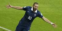 Benzema comemora o segundo gol francês no Beira-Rio  Foto: Reuters