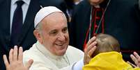 <p>Papa Francisco&nbsp;acaricia cabe&ccedil;a de beb&ecirc; em sua chegada na Bas&iacute;lica de Santa Maria de&nbsp;Trastevere&nbsp;em Roma</p>  Foto: AFP