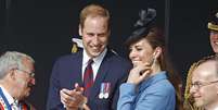 <p>Príncipe William, o duque de Cambridge, e sua esposa Catherine, Duquesa de Cambridge, assistem a uma cerimônia em Arromanches, França em 6 de junho</p>  Foto: Reuters