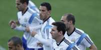 <p>Messi entre amigos na segunda-feira: só sorrisos depois de marcar novamente em Copas do Mundo </p>  Foto: AP