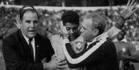 Amarildo marcou o gol de empate e deu o passe para Zito virar a final da Copa de 1962, quando o Brasil bateu a Tchecoslov&aacute;quia por 3 a 1. Na foto, ele &eacute; felicitado ap&oacute;s marcar os dois gols da vit&oacute;ria do Brasil por 2 a 1 sobre a Espanha  Foto: Getty Images