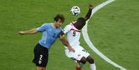 <p>Lugano disputa bola com Campbell em jogo Uruguai x Costa Rica; zagueiro vai ser desfalque em São Paulo</p>  Foto: Mike Blake / Reuters