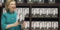 <p>Clinton sorri na chegada para assinar cópias de seu livro "Hard Choices", em uma loja em Arlington, Virginia, em 14 de junho</p>  Foto: Reuters