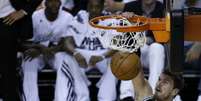 Tiago Splitter é o primeiro brasileiro campeão da NBA  Foto: AP