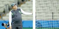 <p>Para técnico Miguel Herrera, tirar a posse do Brasil e não deixar de atacar é o caminho para um bom resultado em Fortaleza</p>  Foto: Ricardo Matsukawa  / Terra