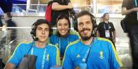 Eduardo, Mauana e Pablo, os três voluntários responsáveis por levar a narração dos jogos da Copa a cegos  Foto: Marcos Vinicus Pinto / Terra