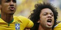 <p>Marcelo (dir.) canta o hino nacional ao lado de Luiz Gustavo antes do jogo</p>  Foto: Ricardo Matsukawa  / Terra