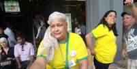 Voluntários distribuem preservativos no Largo da Carioca, no centro do Rio  Foto: José Carlos Pereira de Carvalho / vc repórter