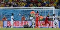 John Brooks cabeceia a bola e marca o segundo gol americano, garantindo a vitória por 2 a 1 em cima de Gana  Foto: AFP