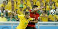 <p>Neymar é marcado por Rodríguez em partida contra o México</p>  Foto: Ricardo Matsukawa / Terra