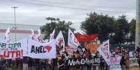 Manifestantes em Fortaleza fizeram protesto antes de partida entre Brasil x México  Foto: Fábio Regula / Terra