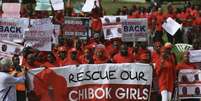 <p>Manifestantes do grupo &quot;trabam&nbsp;de volta nossas garotas&quot; (Bring Back Our Girls) marcham&nbsp;para a vila presidencial para entregar uma carta de protesto ao presidente da Nig&eacute;ria em Abuja, pedindo a liberta&ccedil;&atilde;o das estudantes sequestradas em Chibok pelo&nbsp;grupo&nbsp;isl&acirc;mico Boko Haram</p>  Foto: Reuters