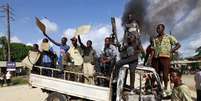 <p>Quenianos cantam slogans durante protesto contra o recente ataque à cidade costeira de Mpeketoni, em 17 de junho</p>  Foto: Reuters